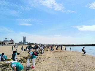 地元団体による清掃活動が行われている須磨海岸＝須磨区（神戸市提供）