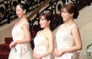 第１５代ウエディングクイーンに選ばれた（左から）結城永麗さん、梶尾綾さん、日之内彩華さん＝中央区弁天町２