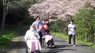 映画の一場面。「春を迎える」という目標をかなえ、花見に出かける患者ら（いずれも（Ｃ）アスツナグエイゾウ）