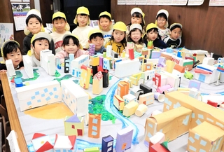 展示されている自作のジオラマを見る園児＝垂水区塩屋町３