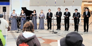 集まった観客の前で、ピアノの演奏に合わせて歌う神戸市混声合唱団＝１１日午後、デュオこうべ