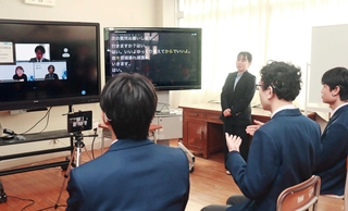 手話を使って聴覚障害者の会社員に働き方について質問する生徒ら＝神戸聴覚特別支援学校