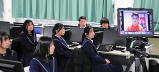 防災をテーマにトルコの学校と交流する高校生＝須磨友が丘高校