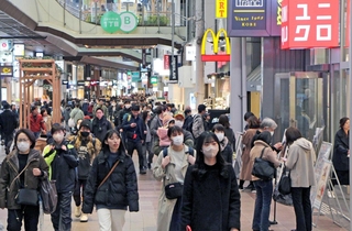 県内の商業地で最も地価が高かった三宮センター街。週末は多くの買い物客でにぎわう＝中央区三宮町１