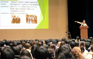 谷生俊美さんが半生を振り返る講演会。後輩らが聴き入った＝兵庫高校