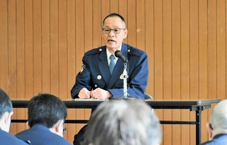退職を前に、阪神・淡路大震災の経験を後輩に語る三中基弘さん＝長田署