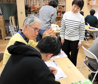 ボランティアらに見守られながら勉強に励む子どもたち＝ＷＡＣＣＡ塾