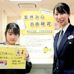 警察庁の作文コンクールに入賞した川内咲弥さん（左）と飯田真季巡査部長＝兵庫県警東灘署