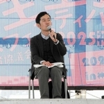 民主主義フェスティバルで阪神・淡路大震災から３０年たった被災地などを語る上田勇紀記者（中央）ら＝中央区波止場町、メリケンパーク