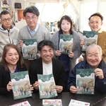 天満圭子編集長（前列左端）、福田浩之社長（同中央）、高嶋順滋准顧問（同右端）ら神戸プラットフォームの社員＝垂水区陸ノ町