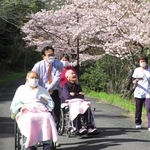 映画の一場面。「春を迎える」という目標をかなえ、花見に出かける患者ら（いずれも（Ｃ）アスツナグエイゾウ）