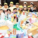 展示されている自作のジオラマを見る園児＝垂水区塩屋町３