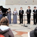 集まった観客の前で、ピアノの演奏に合わせて歌う神戸市混声合唱団＝１１日午後、デュオこうべ