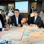 食の町・垂水の発信方法をテーマに議論するコミュニティーのメンバーら＝垂水区海岸通