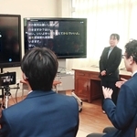 手話を使って聴覚障害者の会社員に働き方について質問する生徒ら＝神戸聴覚特別支援学校
