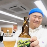 完成した発泡酒を手にする小池将太さん＝道場地域福祉センター