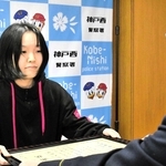 特殊詐欺を防ぎ、感謝状を受け取る大舌美穂さん＝神戸西署
