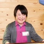 医療費還付金詐欺を未然に防ぎ、感謝状を受け取る澤田一恵さん＝北区唐櫃台２