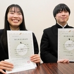 日商簿記１級に合格した長山恭子さん（左）と浅井康誠さん＝神戸商業高校