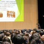 谷生俊美さんが半生を振り返る講演会。後輩らが聴き入った＝兵庫高校