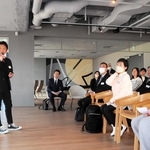 中学生に対する学習支援の取り組みについて報告する担当者＝アンカー神戸