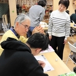 ボランティアらに見守られながら勉強に励む子どもたち＝ＷＡＣＣＡ塾