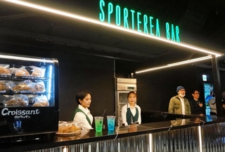 神戸のスポーツカフェバーが手がける館内のバー。観覧中にカクテルなどを楽しめる＝神戸市中央区新港町、ジーライオンアリーナ神戸