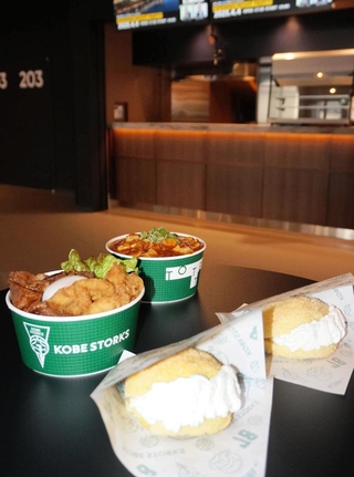 メロンクリームパンや肉盛り丼などさまざまなメニューが楽しめるフードスタンド＝神戸市中央区新港町、ジーライオンアリーナ神戸