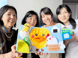 ものづくりのノウハウを取り入れて「飛び出す布絵本」を作った女性社員＝中央区加納町４、アンカー神戸