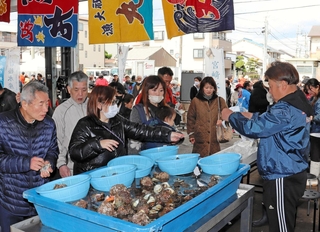 新鮮なサザエを買い求める親子連れら＝駒ケ林魚市場