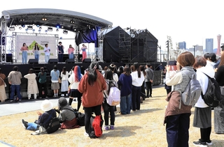 「ＴＯＴＴＥＩ　ＰＡＲＫ（トッテイパーク）」を無料開放して開催したステージイベント＝中央区新港町