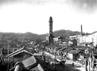 １９３５年ごろの神戸タワー。低層の建物が並ぶ市街地で、その存在感は際立つ