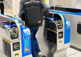 電車を利用する若者＝神戸市内
