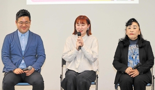 「板チョコの日」に込めた思いを語る（左から）豊平哲平さん、高下美希さんと、「ぼくのたんじょうび」制作に携わった中嶋洋子さん＝人と防災未来センター