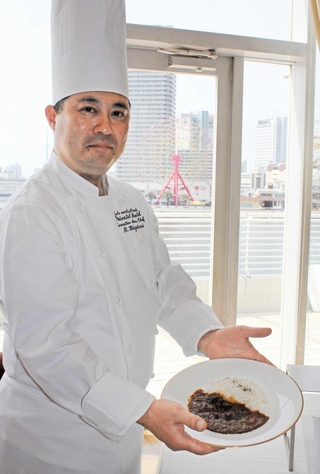 先輩から教わった神戸ハイカレーの味を３０年ぶりに復活させた神戸メリケンパークオリエンタルホテル統括料理長の水谷亮さん＝神戸市中央区波止場町