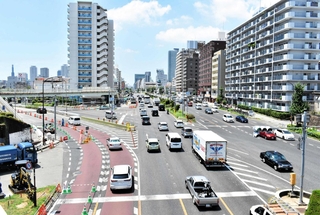 車線を切り替える前の春日野交差点＝中央区脇浜町３（工事前・２０２３年７月）