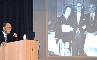 箙譲衛さん（画面右から２人目）と香山蕃さん（画面右端）の関係を紹介する高木應光さん＝神戸北野ノスタ