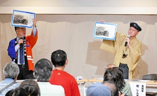 阪神電鉄の歴史を振り返る桂しん吉さん（右）と伊藤史隆さん＝メトロこうべ中央広場