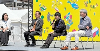 阪神・淡路大震災の体験をどう語り継ぐかを話し合う中村翼さん（右から２人目）ら＝みなとのもり公園