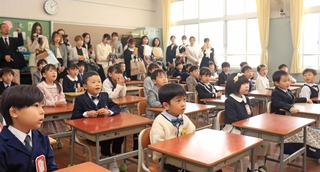 入学式を終え、教室で担任の先生の話を聞く新入生ら＝妙法寺小学校