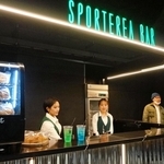 神戸のスポーツカフェバーが手がける館内のバー。観覧中にカクテルなどを楽しめる＝神戸市中央区新港町、ジーライオンアリーナ神戸