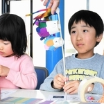 紙コップなどでこいのぼりを手作りする子どもたち＝さかなの学校