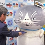 清原克三署長から広報アンバサダーの委嘱状を受け取るマル＝神戸水上署
