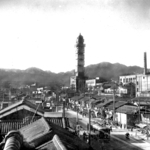 １９３５年ごろの神戸タワー。低層の建物が並ぶ市街地で、その存在感は際立つ