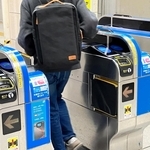 電車を利用する若者＝神戸市内