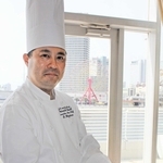 先輩から教わった神戸ハイカレーの味を３０年ぶりに復活させた神戸メリケンパークオリエンタルホテル統括料理長の水谷亮さん＝神戸市中央区波止場町
