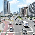 車線を切り替える前の春日野交差点＝中央区脇浜町３（工事前・２０２３年７月）