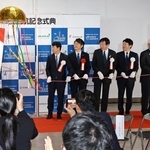国際便就航を祝う式典で、くす玉を割る関係者ら＝18日午前、神戸市中央区、神戸空港（撮影・丸山桃奈）