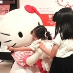大好きなハローキティに飛び込む子どもたち＝神戸市東灘区向洋町中２