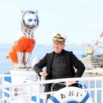 あおい号でお披露目された「シップス・キャット（ボーディング）」と制作者のヤノベケンジさん＝中央区新港町